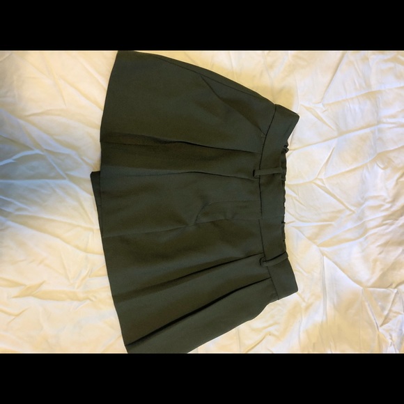 Off the shoulder blouse and shorts. - Picture 3 of 4